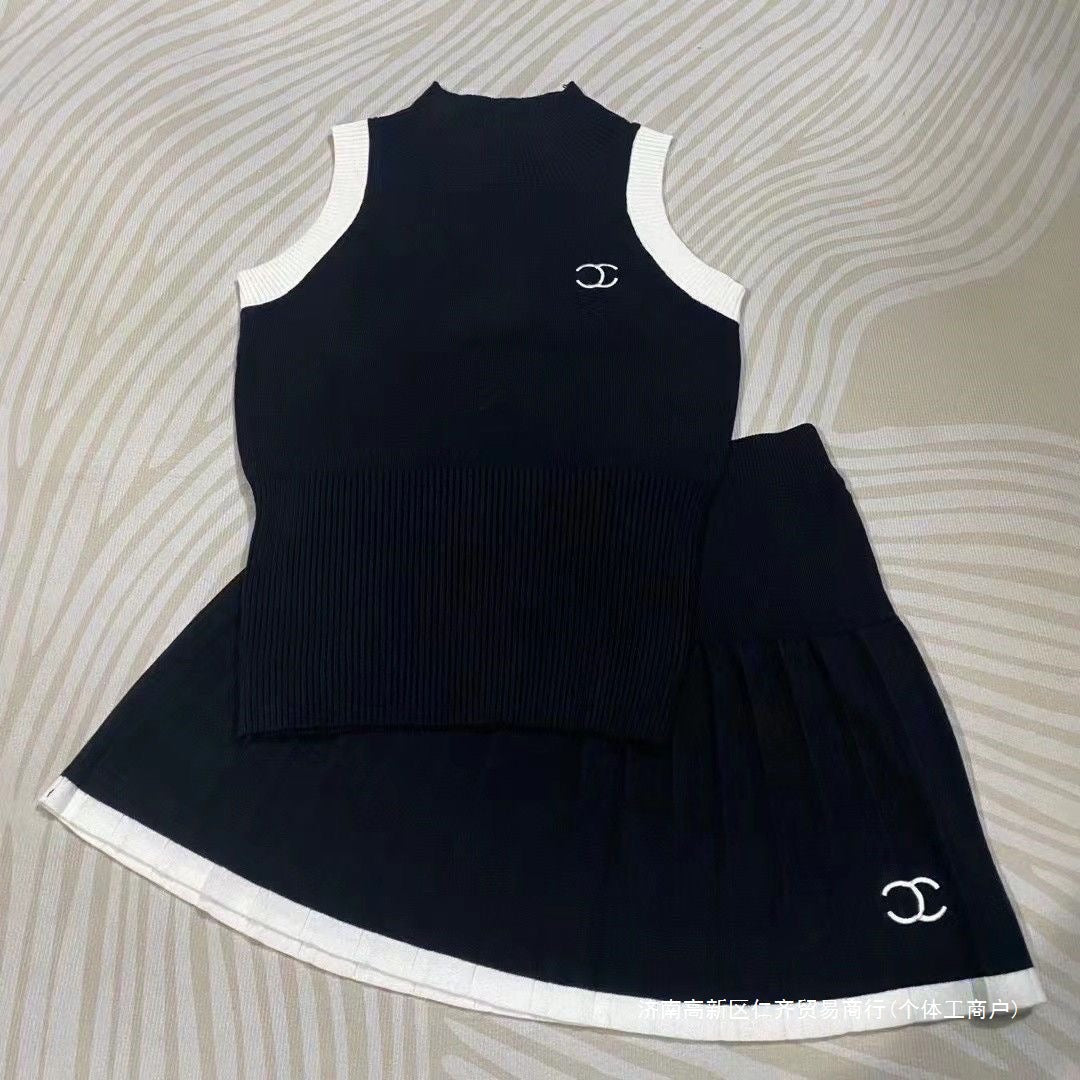 Early spring new Chanel embroidered half-turtleneck slim-fit knit tank top + pleated skirt, a domestic first- and second-tier brand