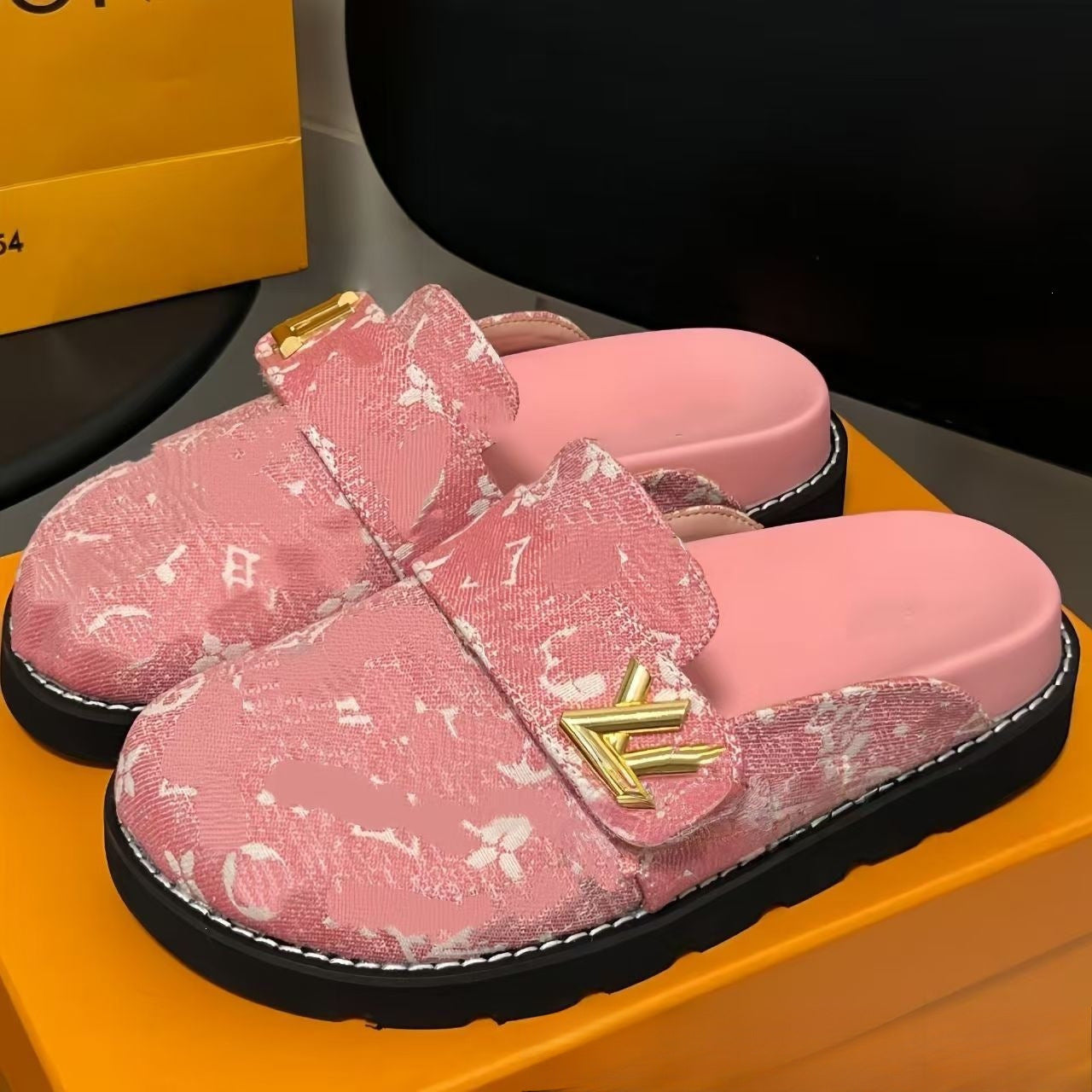Summer new Louis letter slippers, sandals, women's outerwear, thick-soled outerwear, couple's closed-toe half-slippers (Copie 2)