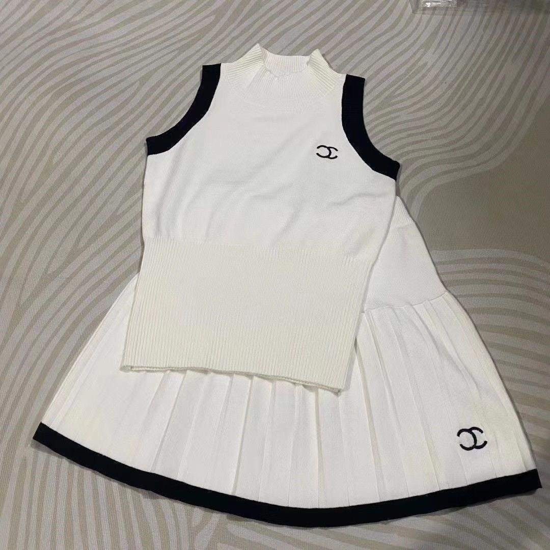 Early spring new Chanel embroidered half-turtleneck slim-fit knit tank top + pleated skirt, a domestic first- and second-tier brand